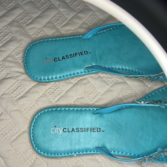 City classified Sz 5.5 aqua sandal, 3-D floral embellishments, flat - Picture 4 of 7